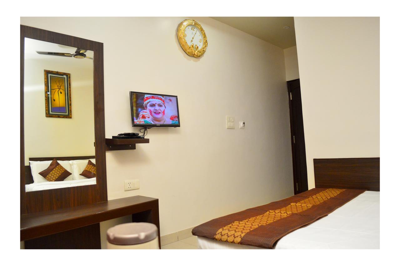 Hotel Abhinandan Inn Jaipur Exteriör bild